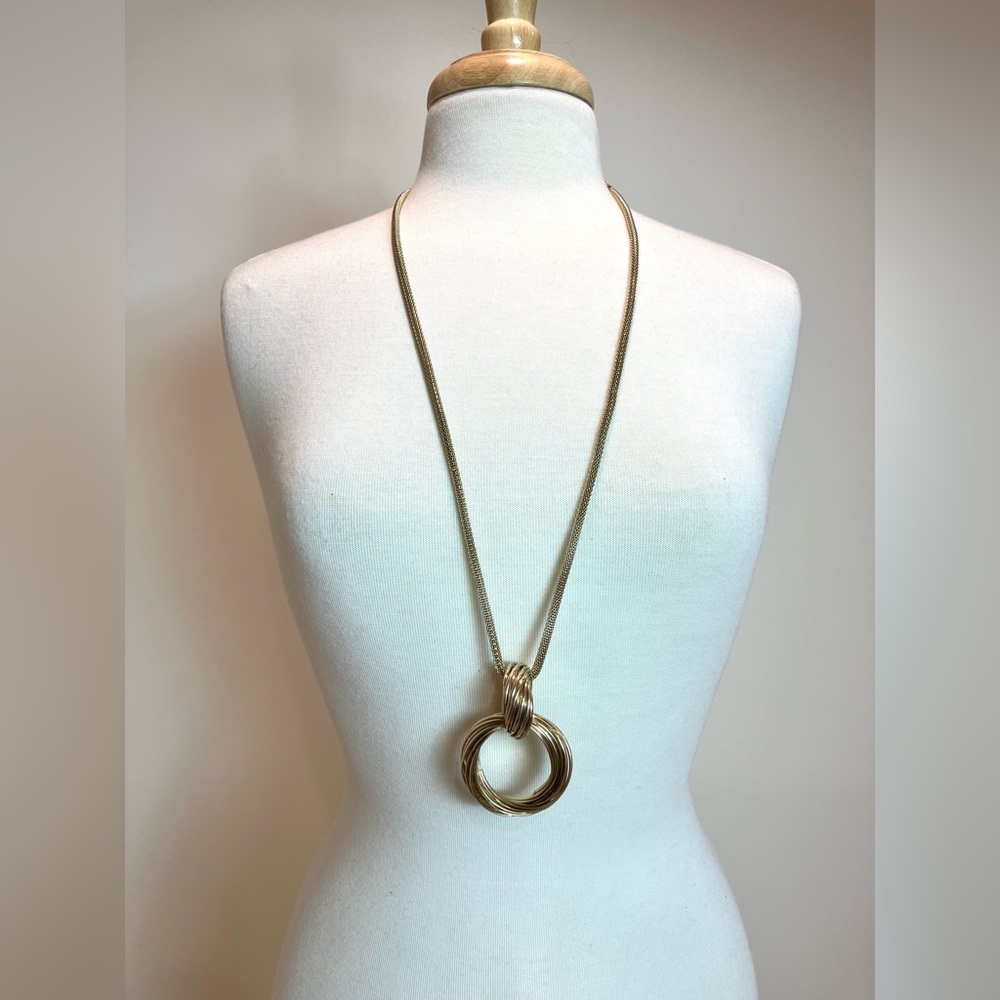 GOLD NECKLACE W/ PENDANT